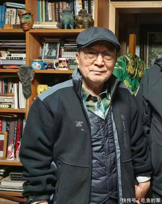 老戏骨李保田罕见露面沉浸书画精神好智能手机操作熟练